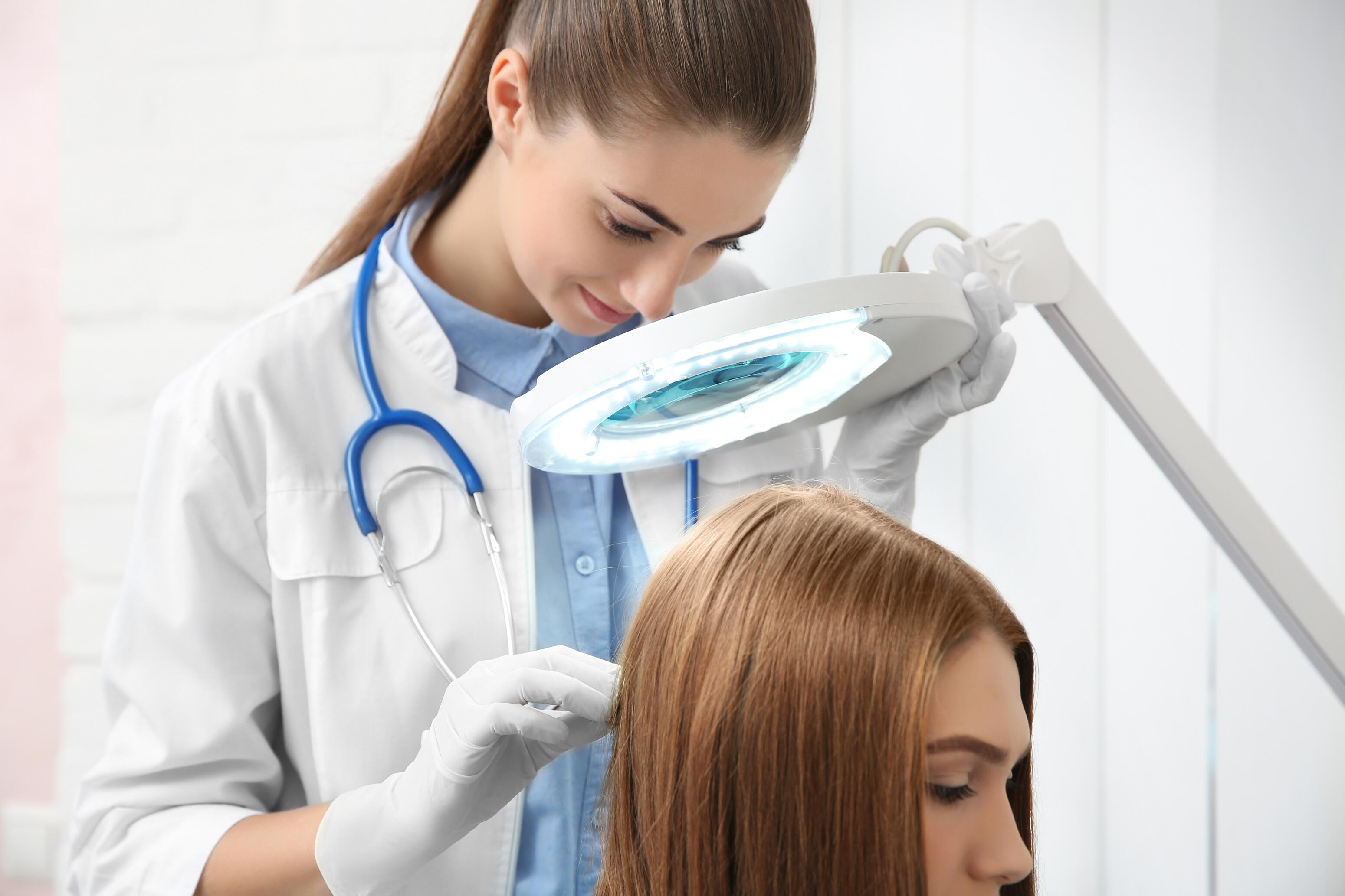 quand consulter un dermatologue pour les pellicules